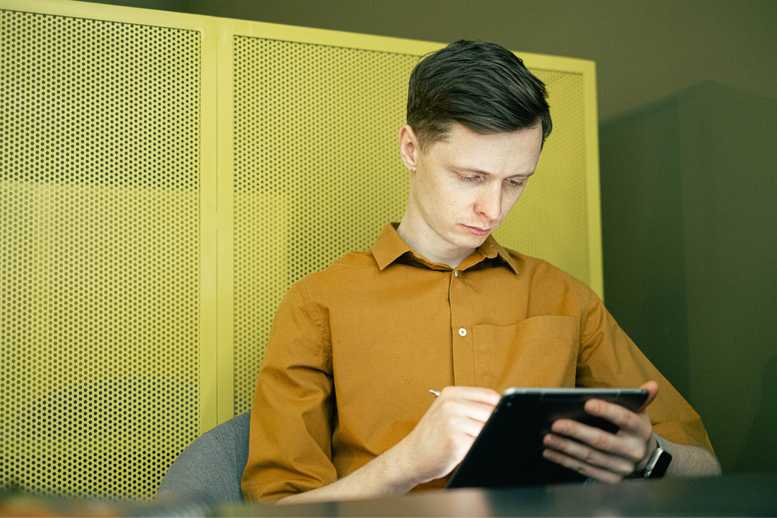 homme concentré sur sa tablette